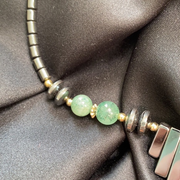 Vintage hematite necklace with green beads - Picture 4 of 5